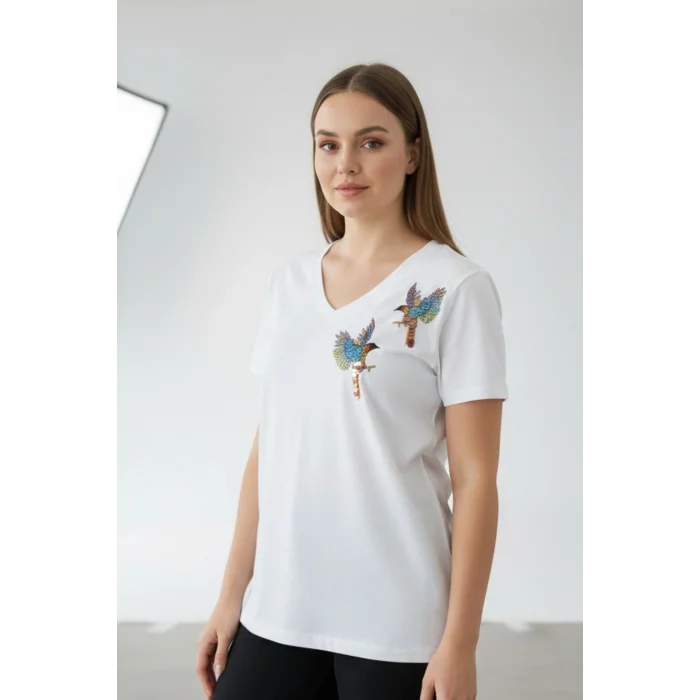 Kadın BEYAZ V Yaka Göğsü Kuş İşlemeli % 100 Pamuk Penye Kumaş Kısa Kol Bluz
