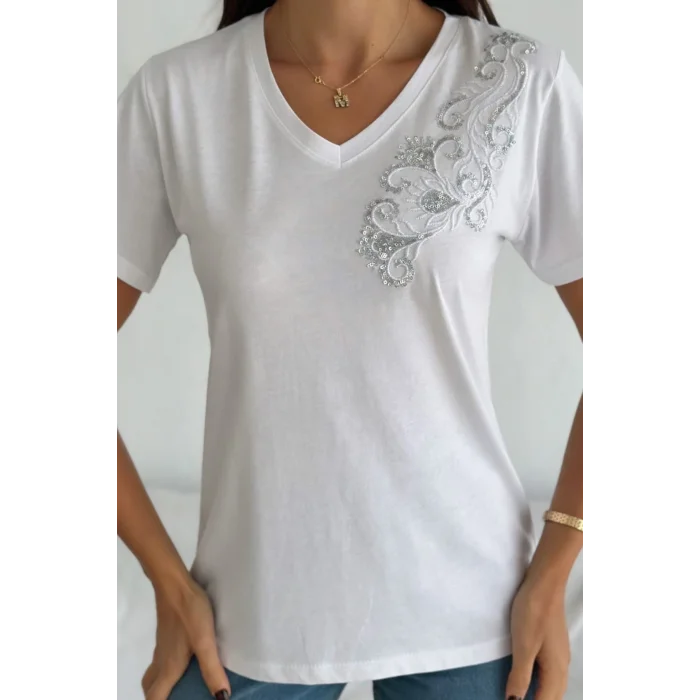 Kadın BEYAZ V Yaka Omuz İşlemeli % 100 Pamuk Penye Kumaş Kısa Kol Bluz