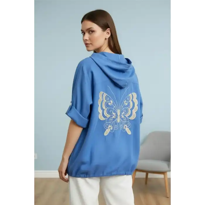Kadın Açık Mavi Büyük Beden Sırtı Kelebek Nakışlı Kol Katlamalı Pamuk Keten Kumaş Gömlek Ceket