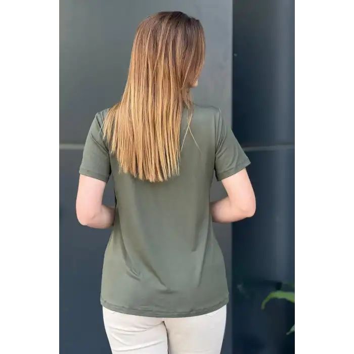 Kadın Yeşil Büyük Beden V Yaka Yakası Metal Aksesuarlı Likralı Kısa Kol Buluz