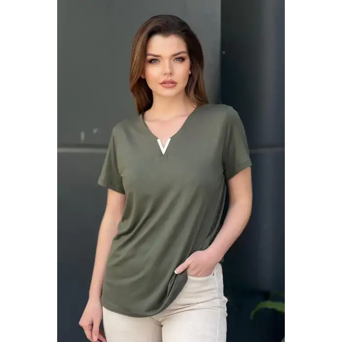 Kadın Yeşil Büyük Beden V Yaka Yakası Metal Aksesuarlı Likralı Kısa Kol Buluz