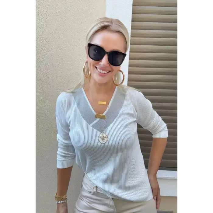 Kadın Beyaz V Yaka Yakası Manşetli Simli Likralı Soğuk İplik Triko Bluz
