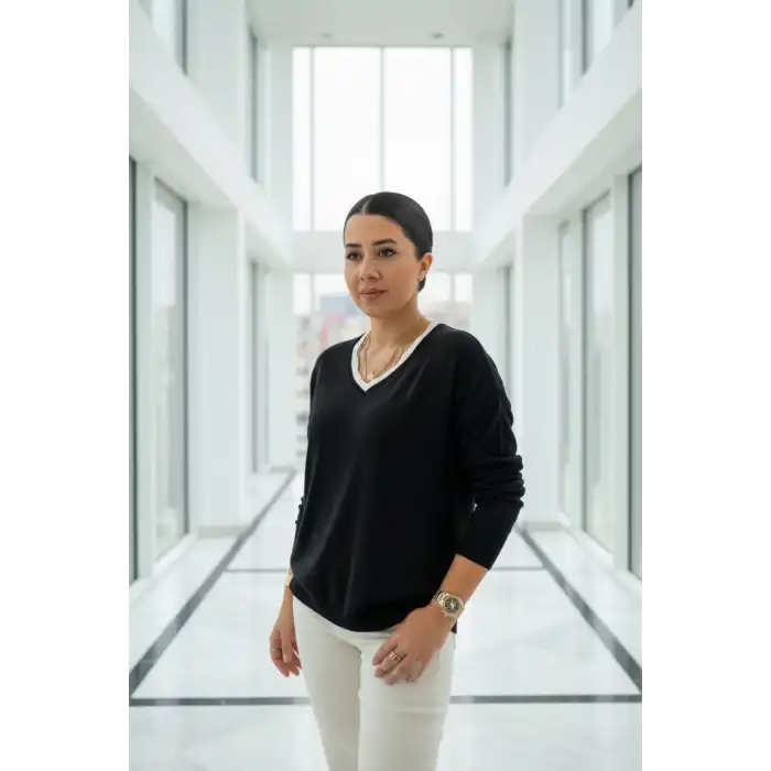 Kadın Siyah V Yaka Yakası Çift Renkli Pamuk Örgü Likarlı İnce Triko Buluz