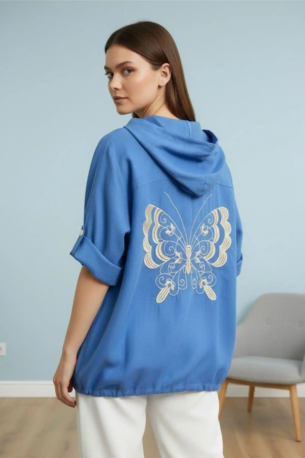 Kadın Açık Mavi Büyük Beden Sırtı Kelebek Nakışlı Kol Katlamalı Pamuk Keten Kumaş Gömlek Ceket