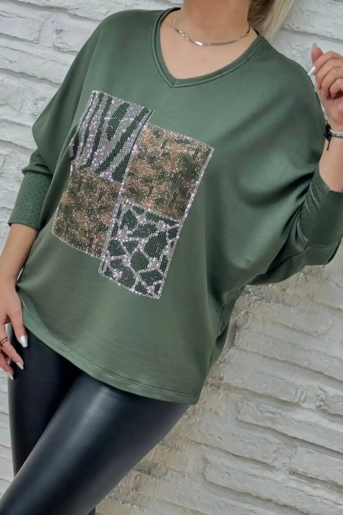 Kadın Haki Yeşil Büyük Beden V Yaka Önü Leopar Kristal Taş İşlemeli Likralı Yarasa Kol Bluz