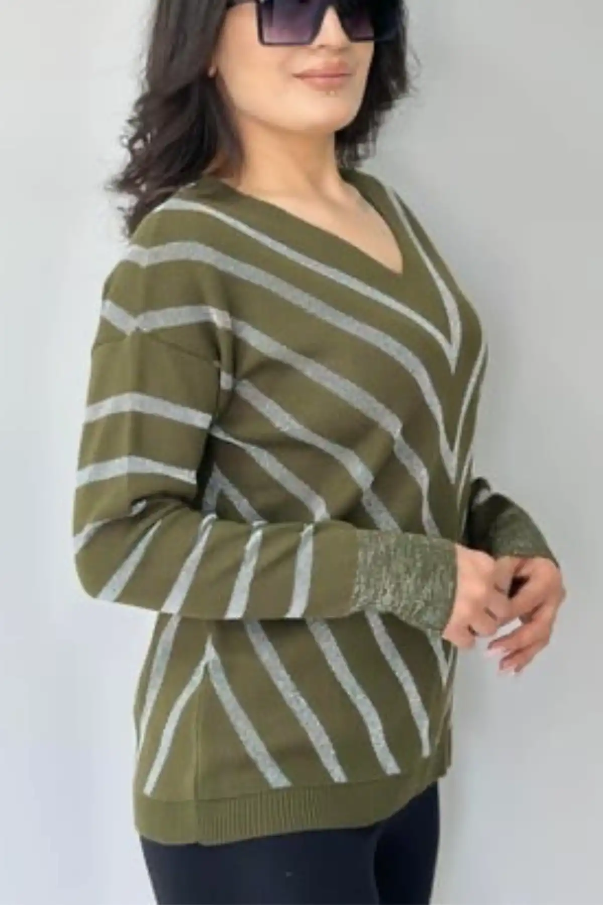 Kadın Haki Yeşil V Yaka Verev Sim Çizgili Likralı İnce Tiriko Yumuşak Dokulu Kazak