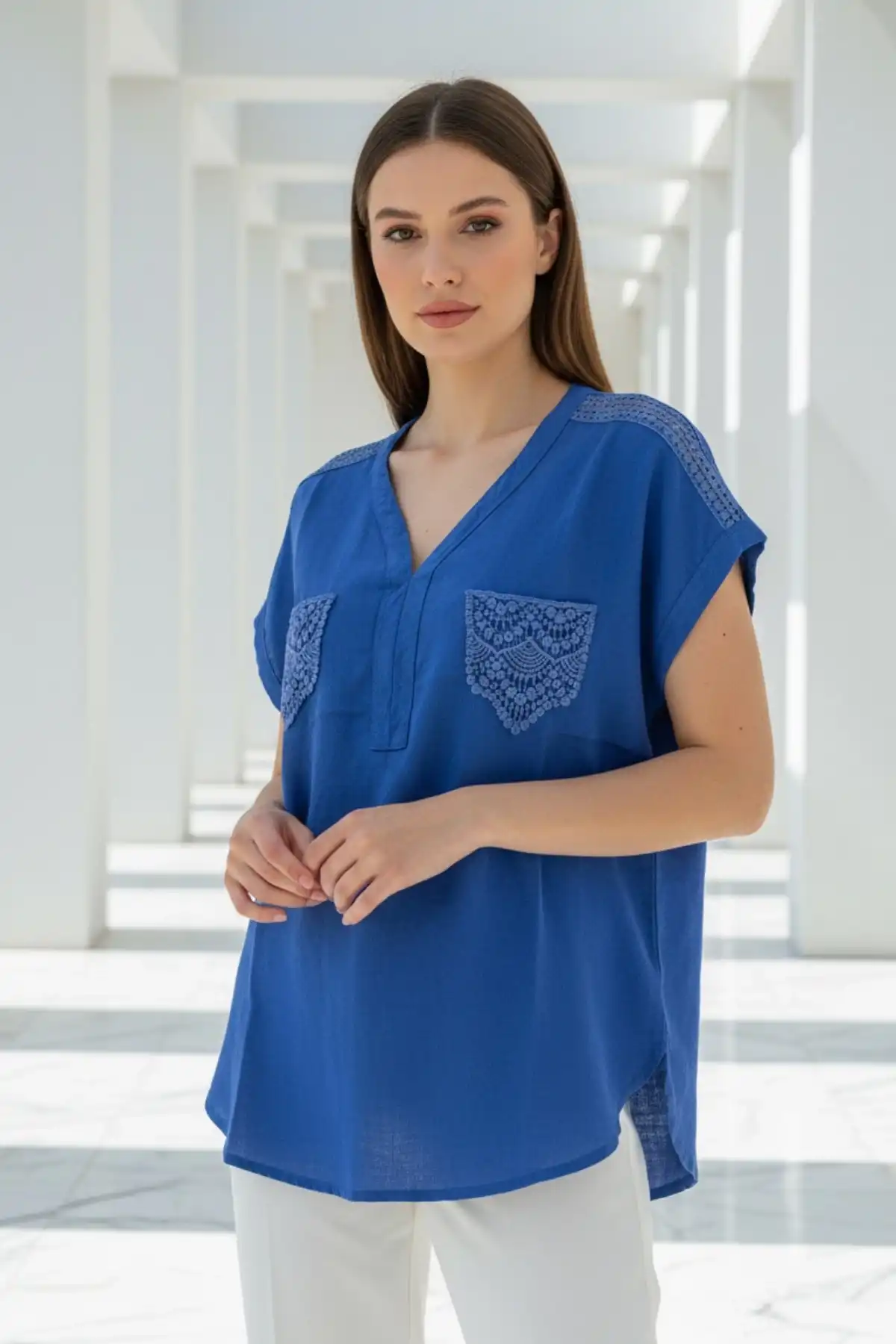 Kadın Mavi Omzu Ve Cebi Güpürlü Keten Kumaş Kısa Kol Buluz Gömlek