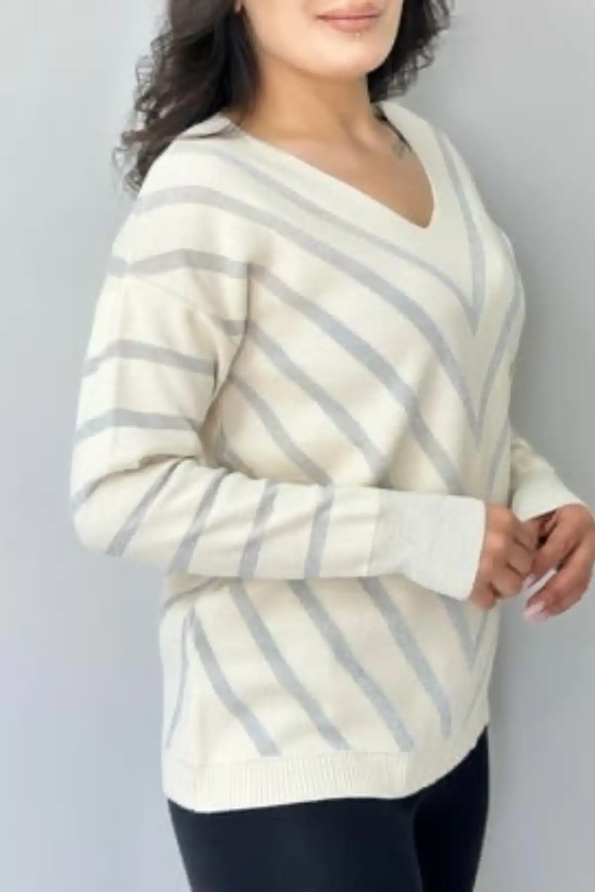 Kadın Beyaz  V Yaka Verev Sim Çizgili Likralı İnce Tiriko Yumuşak Dokulu Kazak
