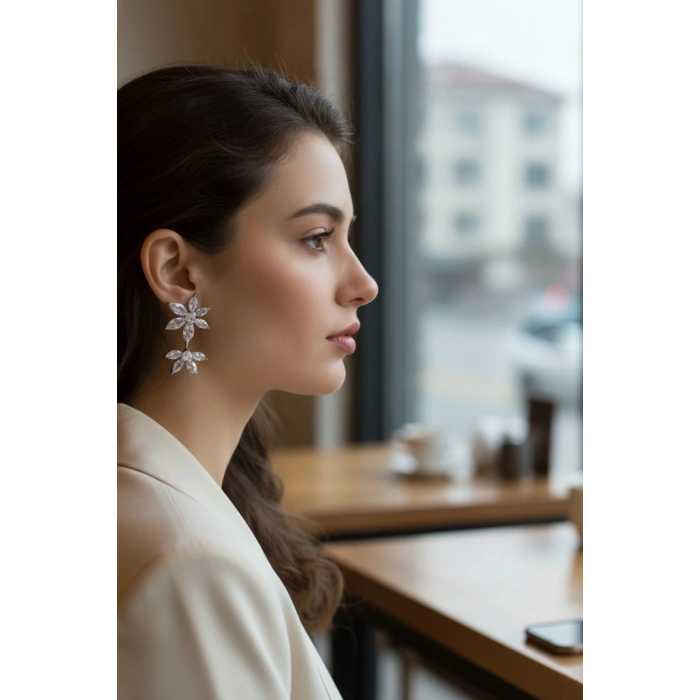 Lotus Model Gümüş Renk Zirkon Taşlı Kadın Küpe