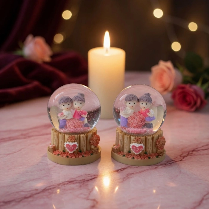 Sevgili Çift Temalı Işıklı Mini Kar Küresi (7 cm x 4 cm)