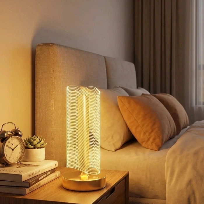 Dalgalı Silindirik Kristal Çizgili Model LED Masa Lambası – Gold Tabanlı, Dokunmatik, 3 Renk Işık Modlu, Şarjlı Modern Dekoratif Gece Lambası (5263)