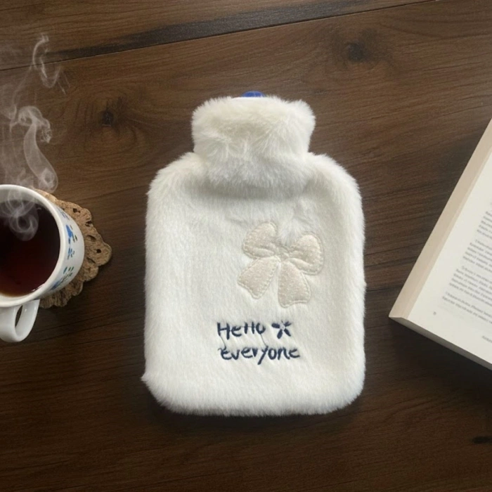 Hello Everyone Yazılı Kurdeleli Beyaz Peluş Sıcak Su Torbası 1 Lt – Yumuşak Kılıf, Uzun Süre Sıcak Tutan Termal Su Torbası (5263)