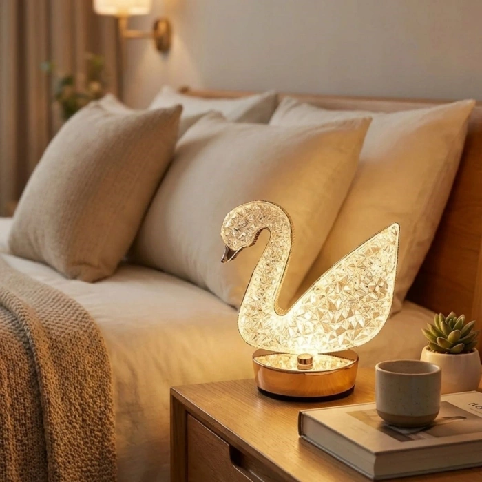 Kuğu Model Kristal LED Masa Lambası – Dokunmatik, 3 Renk Işık Modlu, Şarjlı Mini Dekoratif Gece Lambası (5263)