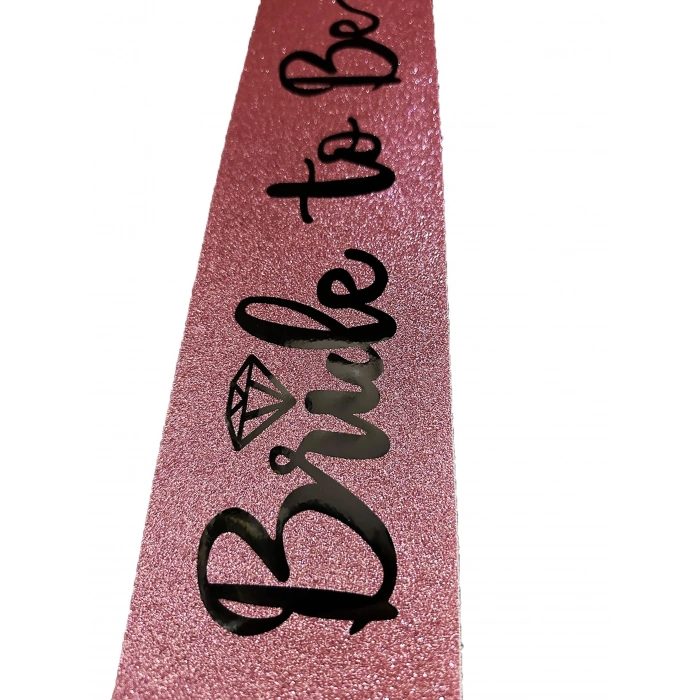 Pembe Üzeri Siyah İtalik Alyanslı Bride To Be Yazılı Simli Işıltılı Kuşak Kemer 10 cm Genişlik (5263)
