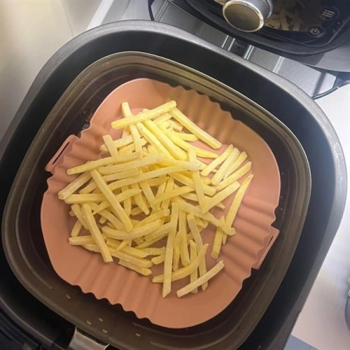 Renkli Isıya Dayanıklı Yıkanılabilir Silikon Fırın  Airfryer Kare Model Pişirme Matı 20 cm (5263)