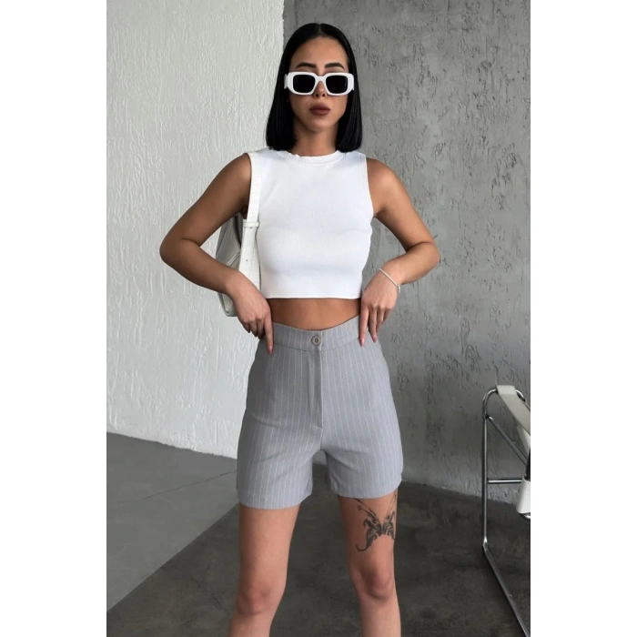 Zarif Ve Şıklığı Bir Arada Sunan Yüksek Bel Krep Esnek Çimalı Çizgili Şort Gri