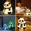 5 Farklı Renk Modlu Panda Figürlü Pofuduk LED Gece Lambası–Yumuşak Dokulu Çocuk Odası ve Dekoratif Şarjlı Ortam Işığı (5263)