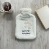 Hello Everyone Yazılı Kurdeleli Beyaz Peluş Sıcak Su Torbası 1 Lt – Yumuşak Kılıf, Uzun Süre Sıcak Tutan Termal Su Torbası (5263)