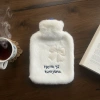 Hello Everyone Yazılı Kurdeleli Beyaz Peluş Sıcak Su Torbası 1 Lt – Yumuşak Kılıf, Uzun Süre Sıcak Tutan Termal Su Torbası (5263)