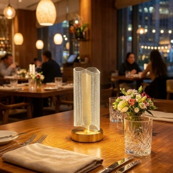 Dalgalı Silindirik Kristal Çizgili Model LED Masa Lambası – Gold Tabanlı, Dokunmatik, 3 Renk Işık Modlu, Şarjlı Modern Dekoratif Gece Lambası (5263)