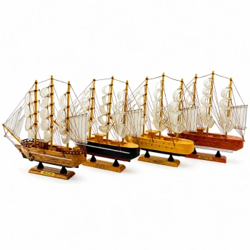 ORTA UZUNLUK : 30CM - GENİŞLİK : 32CM MASAÜSTÜ DEKORATİF AHŞAP YELKENLİ GEMİ SÜS EŞYASI HERHANGİ BİR RENK GÖNDERİLİR (5263)