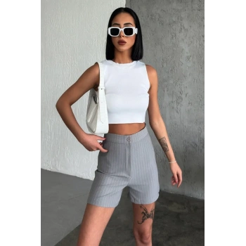 Zarif Ve Şıklığı Bir Arada Sunan Yüksek Bel Krep Esnek Çimalı Çizgili Şort Gri