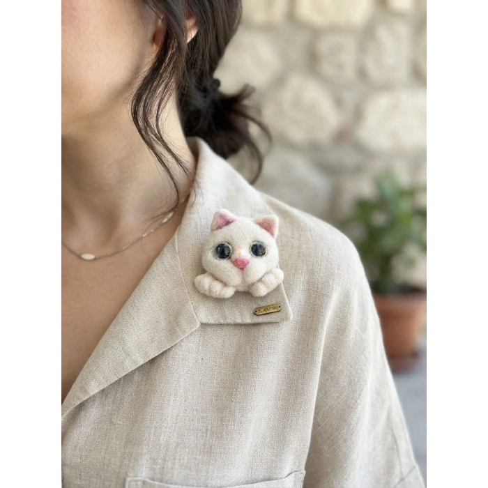 El Yapımı Beyaz Ayaklı Kedi Keçe Broş ve Yaka İğnesi