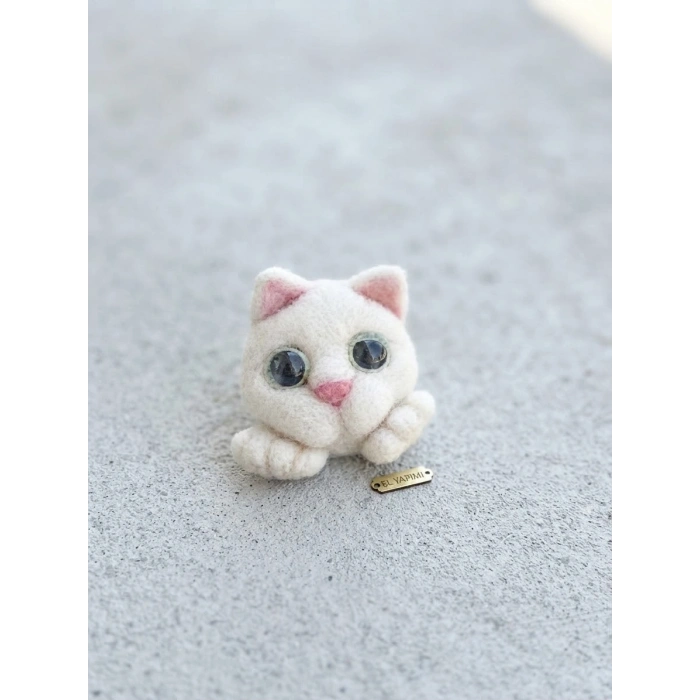 El Yapımı Beyaz Ayaklı Kedi Keçe Broş ve Yaka İğnesi