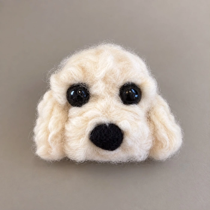 El Yapımı Beyaz Poddle Köpek Keçe Broş ve Yaka İğnesi