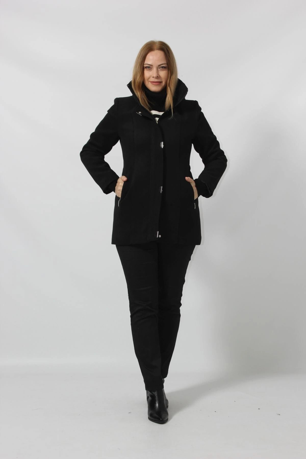 Önü Fermuarlı ve Düğme Detaylı Kapüşonlu Kaşe Kaban