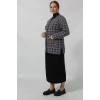 Y0665 KADIN SİYAH-KREM KARELİ DESENLİ DÜĞMELİ CEPLİ MEVSİMLİK ANNE HIRKASI
