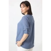 B-0173 KOLU APOLETLİ YAKASI DÜĞME AKSESUARLI GİZLİ PİLELİ KETEN KADIN BÜYÜK BEDEN İNDİGO BLUZ  