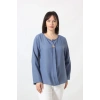 B-0173 KOLU APOLETLİ YAKASI DÜĞME AKSESUARLI GİZLİ PİLELİ KETEN KADIN BÜYÜK BEDEN İNDİGO BLUZ  