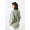 B-073 KOLU APOLETLİ YAKASI DÜĞME AKSESUARLI GİZLİ PİLELİ KETEN KADIN BÜYÜK BEDEN MİNT YEŞİLİ BLUZ