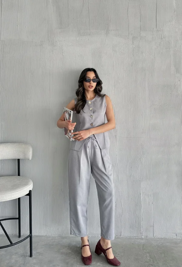 Gri Altın Düğmeli Yelek Pileli Pantolon Takım