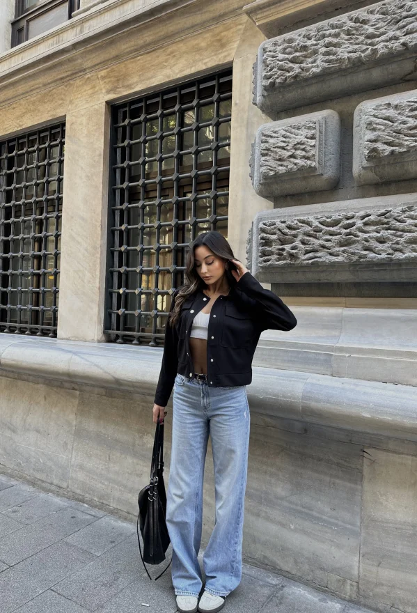 Siyah Kapak Cepli Kısa Ceket