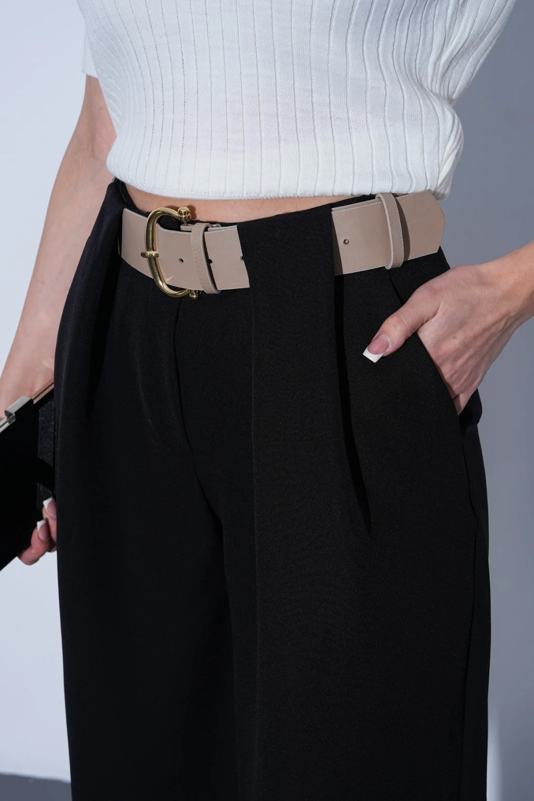 Siyah Köprü Detaylı Kemerli Pantolon