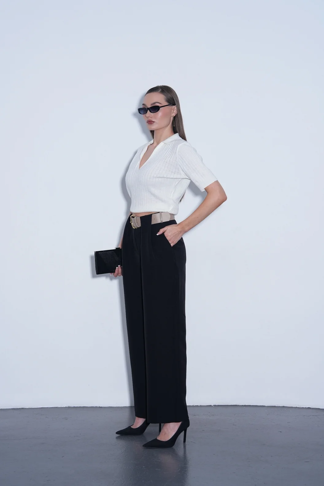 Siyah Köprü Detaylı Kemerli Pantolon