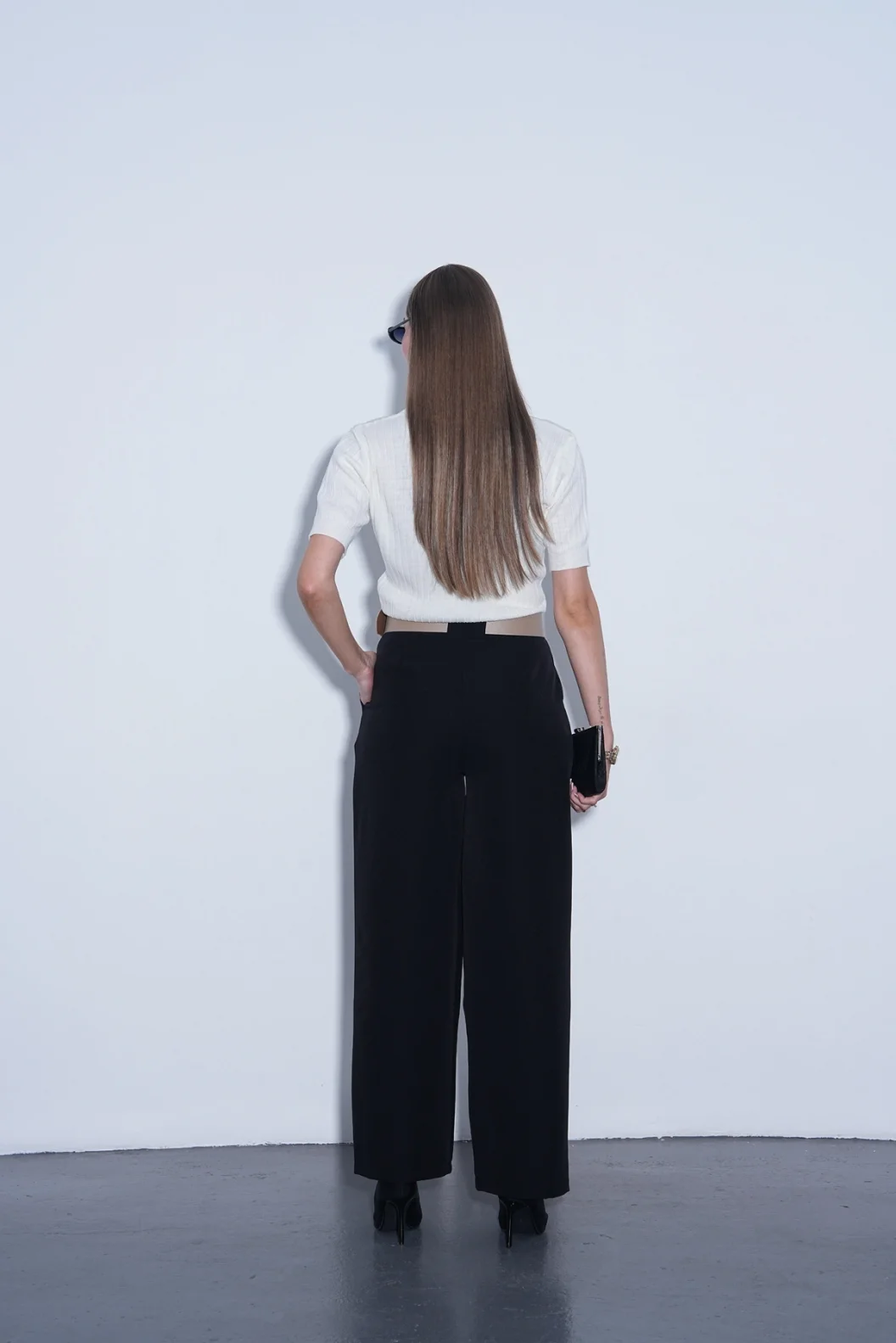 Siyah Köprü Detaylı Kemerli Pantolon