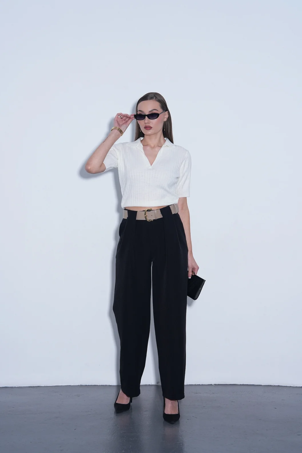 Siyah Köprü Detaylı Kemerli Pantolon