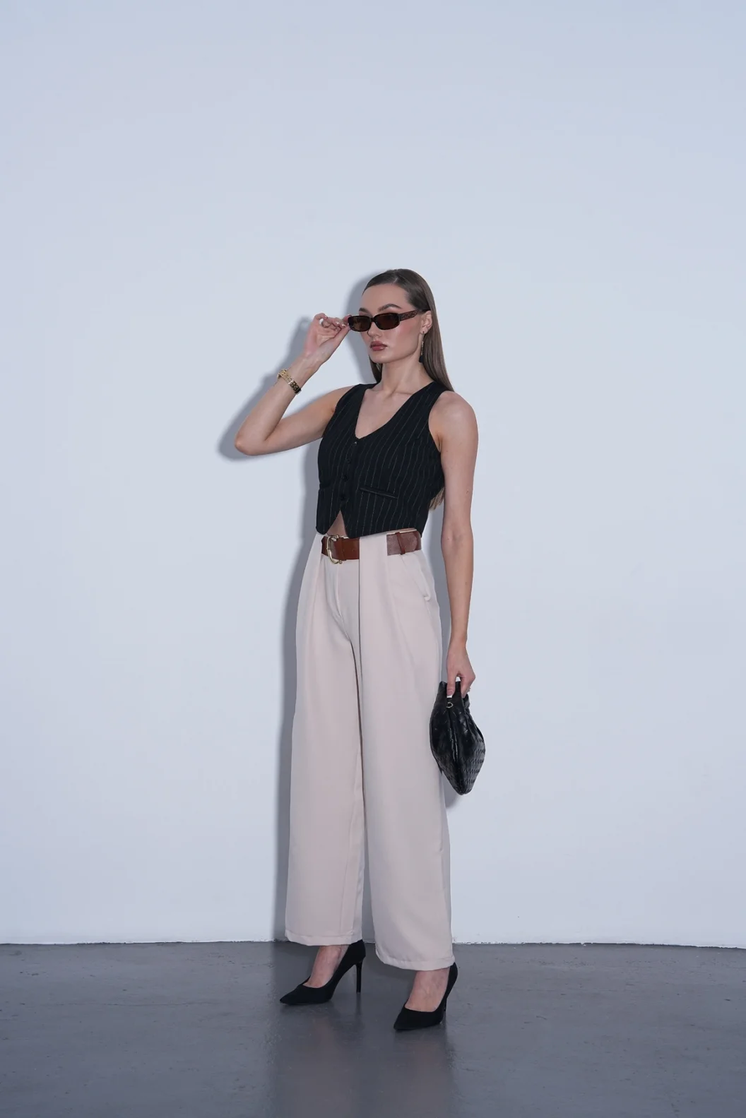 Bej Köprü Detaylı Kemerli Pantolon