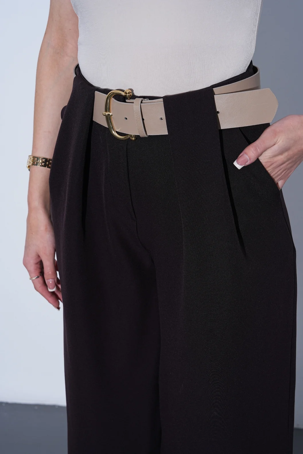 Kahverengi Köprü Detaylı Kemerli Pantolon