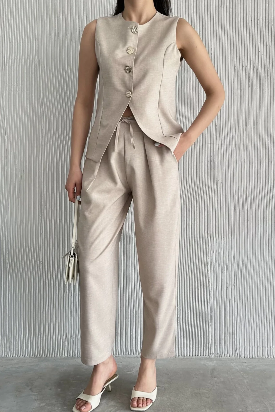 Bej Altın Düğmeli Yelek Pileli Pantolon Takım