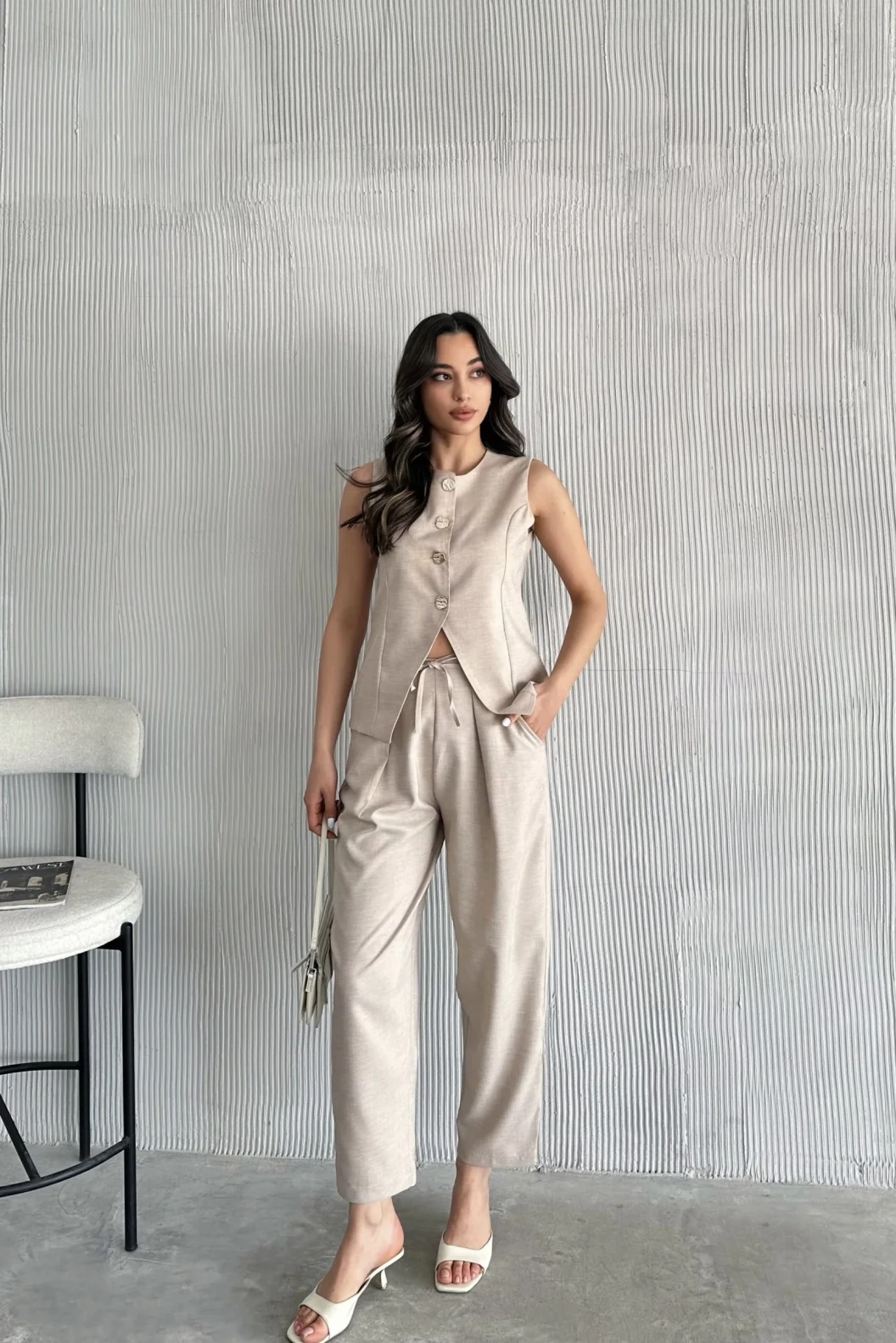 Bej Altın Düğmeli Yelek Pileli Pantolon Takım