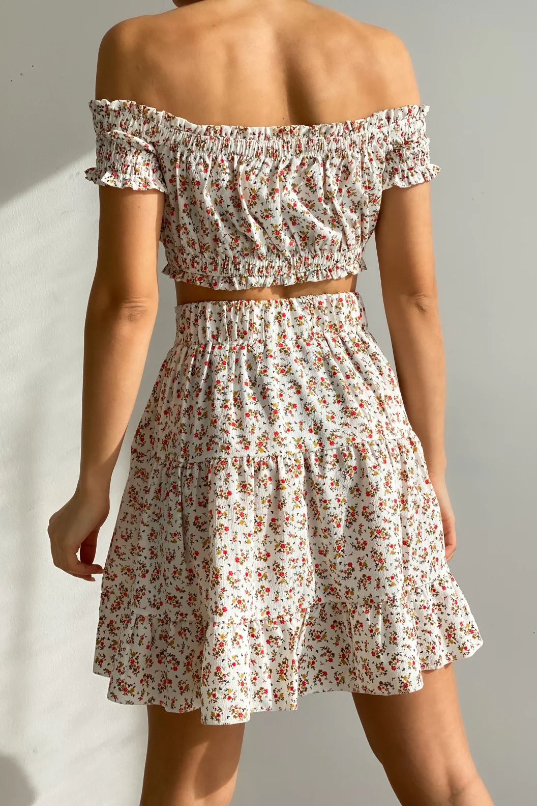 Beyaz Çiçek Desenli Büstiyer Etek Takım