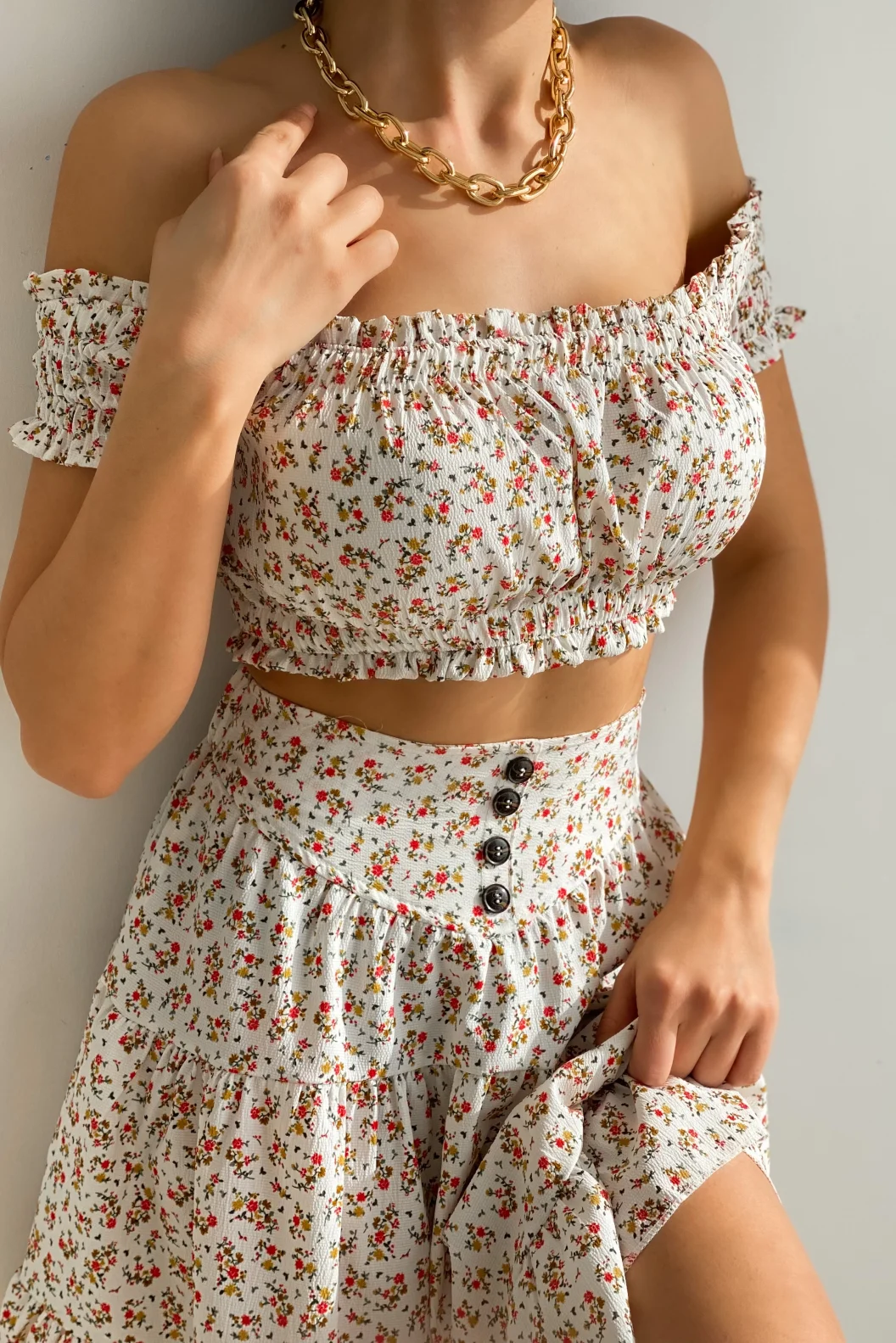 Beyaz Çiçek Desenli Büstiyer Etek Takım