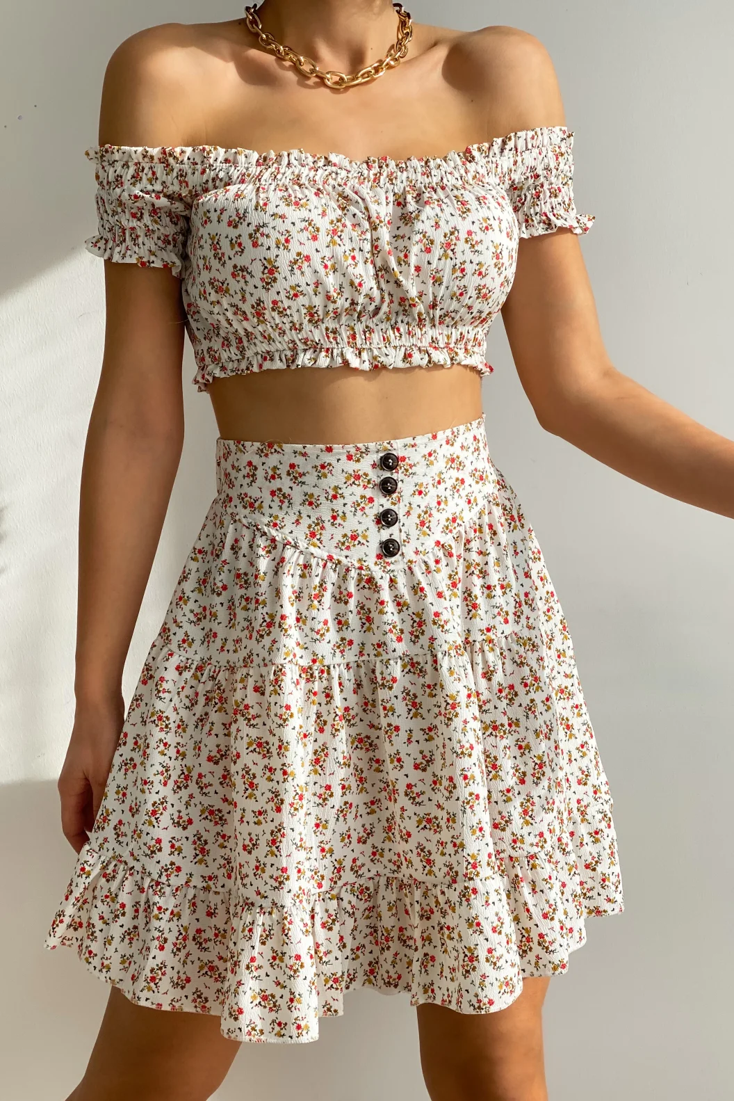 Beyaz Çiçek Desenli Büstiyer Etek Takım