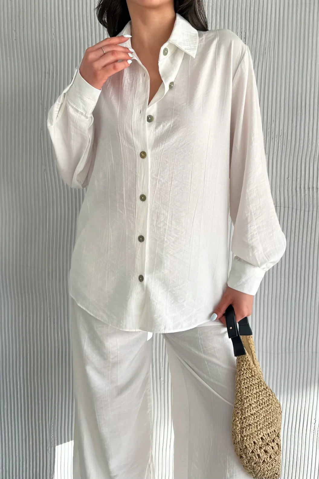 Beyaz Çilek Gömlek Yırtmaçlı Pantolon Takım