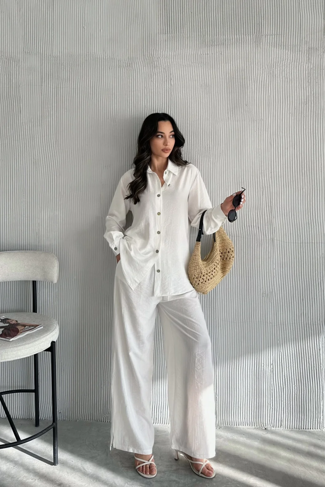 Beyaz Çilek Gömlek Yırtmaçlı Pantolon Takım