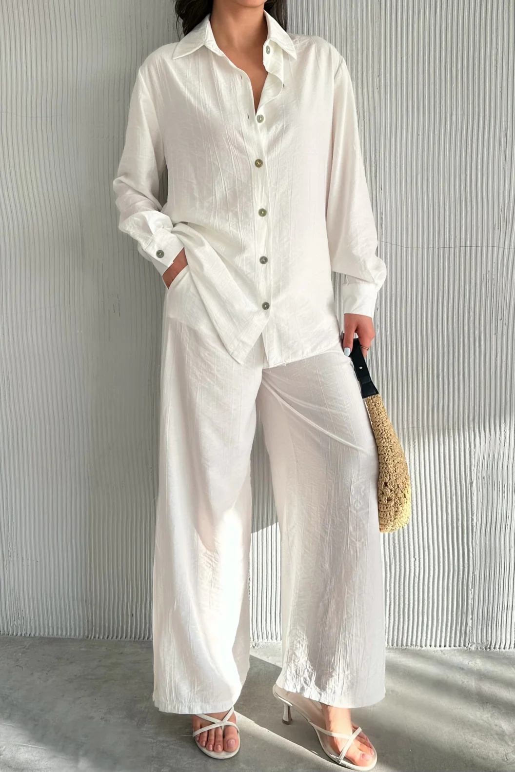 Beyaz Çilek Gömlek Yırtmaçlı Pantolon Takım